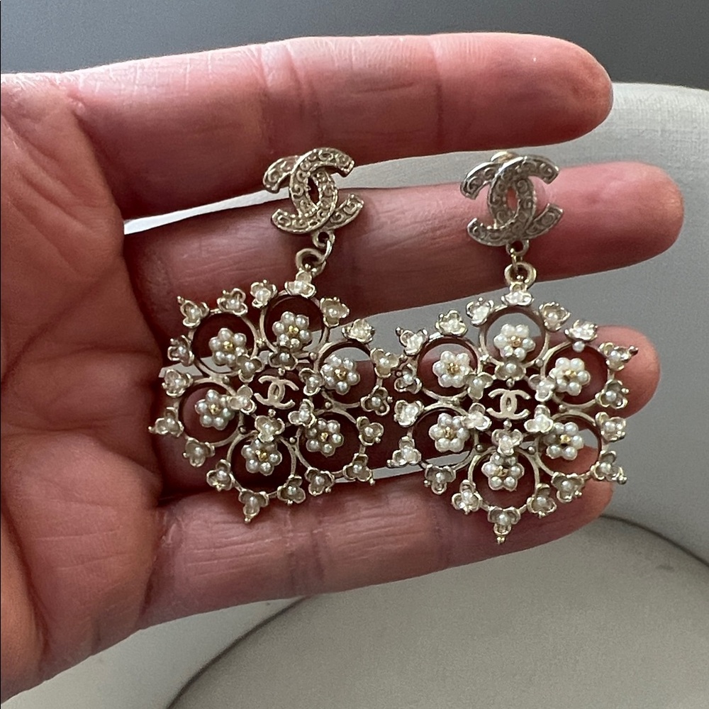 CHANEL Silver and Pearl Floral Earrings - Picture 3 of 10